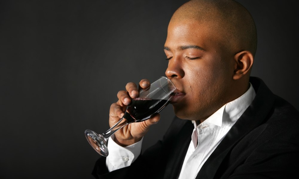 Un homme buvant tout seul une bouteille de vin